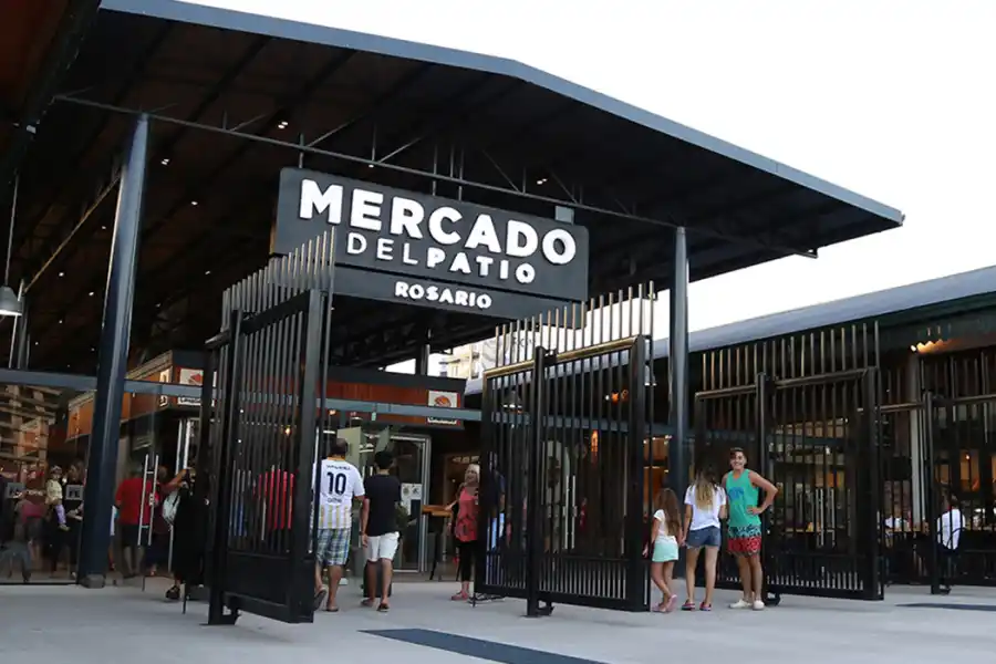 PARA SABOREAR. El Mercado del Patio está ubicado frente a la terminal de ómnibus y reúne una variada oferta gastronómica.