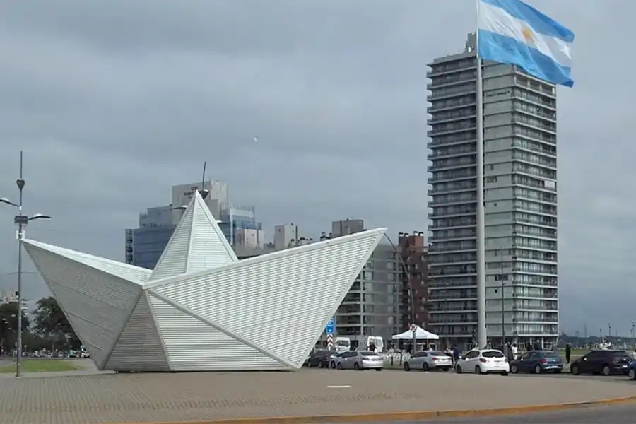 PUERTO NORTE. La escultura del Baquito de Papel está emplazada en una rotonda, entre las avenidas de la Costa y Francia. 