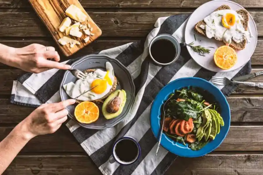 Saltarnos el desayuno puede aumentar los riesgos de padecer obesidad. 