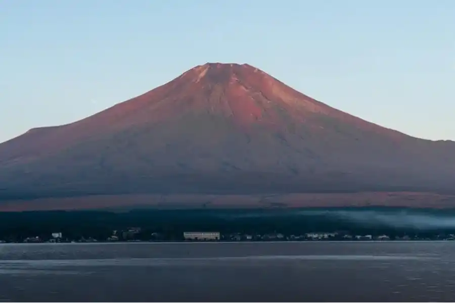 SIN NIEVE. Finaliza octubre, comenzó noviembre y aún sigue sin nevar en el Monte Fuji. / EXCLÉSIOR.