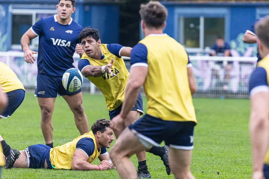 PREPARANDO TODO. Gonzalo García suelta la pelota para un compañero, durante el último día del Camp que realizaron Los Pumas en París esta semana.