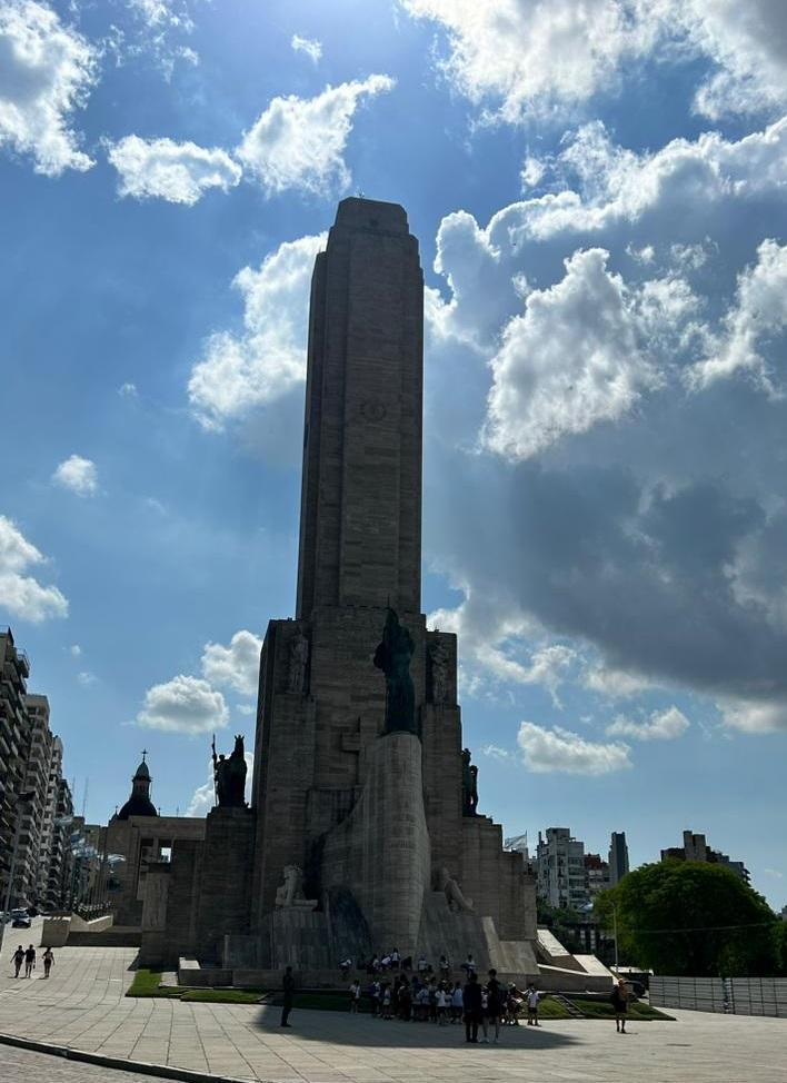 TURISTAS. Un contingente de niños visitó el Monumento a la Bandera.