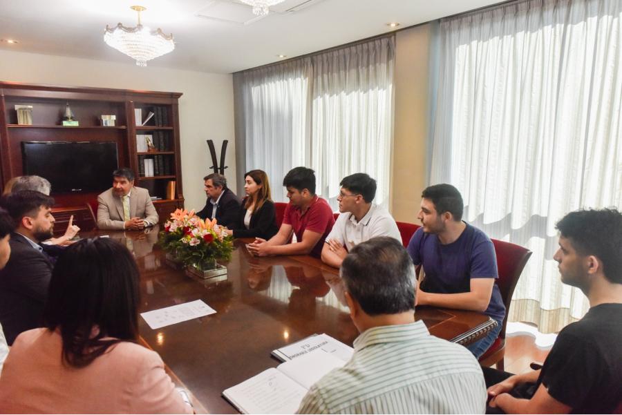 EN LA REUNIÓN. Los estudiantes fueron invitados a la presidencia de la Legislatura para contar su proyecto. / HONORABLE LEGISLATURA DE TUCUMÁN