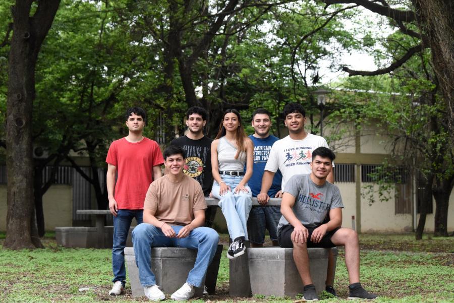 LOS INNOVADORES. El equipo de Exactas estaba compuesto por Camilo Prado, Santiago Volentini, Micaela Bisdorff, Nicolás Fiori Herrera, Lautaro Lavaisse, Daniel Díaz Miranda, de 23 años e Ignacio Rojas Nehuen. / LA GACETA, ANALÍA JARAMILLO.