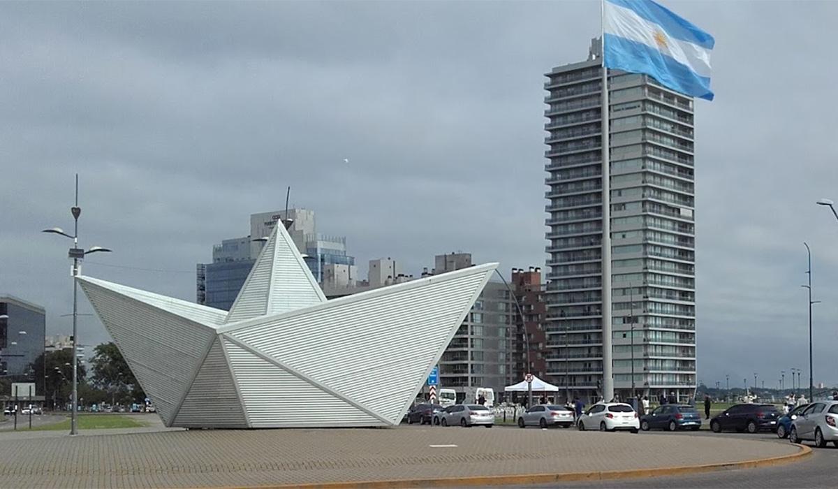 PUERTO NORTE. La escultura del Baquito de Papel está emplazada en una rotonda, entre las avenidas de la Costa y Francia. 