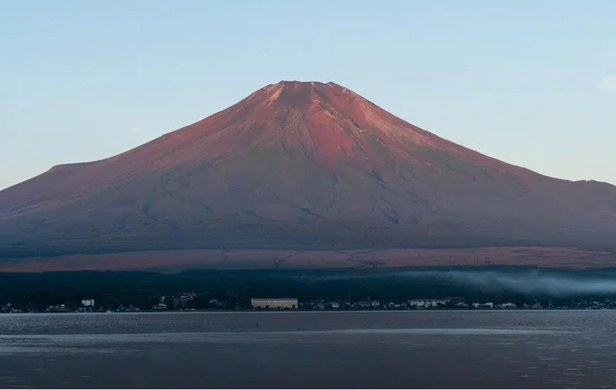 SIN NIEVE. Finaliza octubre, comenzó noviembre y aún sigue sin nevar en el Monte Fuji. / EXCLÉSIOR.