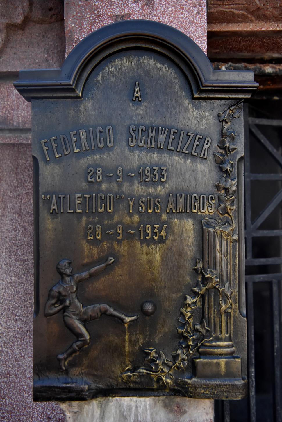 FEDERICO SCHWEITZER. La pelota y los “decanos”, juntos en una imagen futbolera.