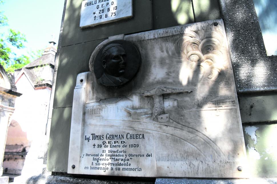 TOMÁS CHUECA. En relieve se dibuja el canchón del ingenio Marapa. Arriba, la efigie del personaje homenajeado por empleados y obreros.