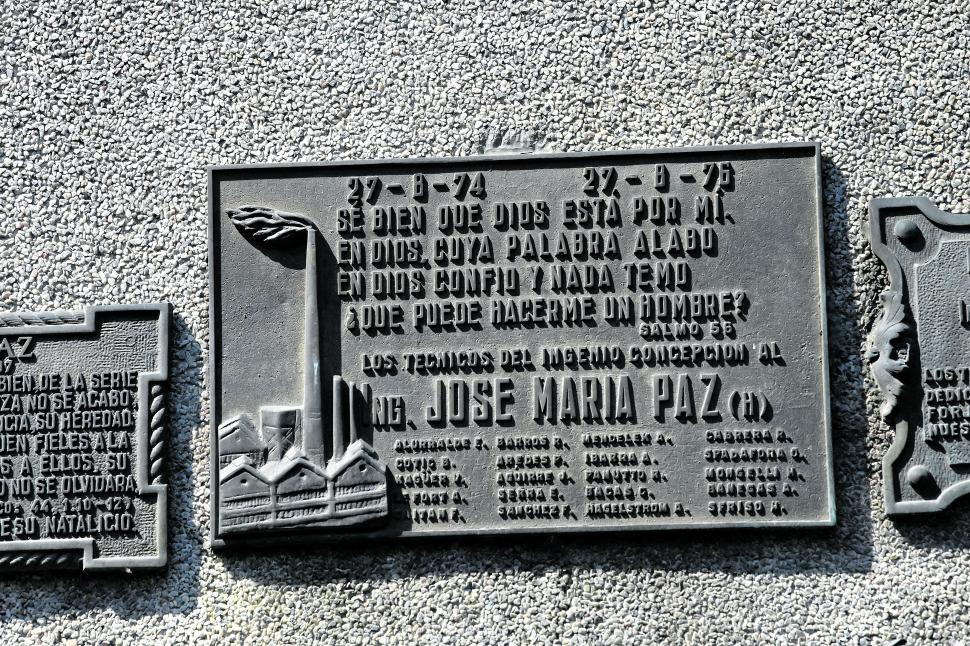 JOSÉ MARÍA PAZ. Homenaje de los técnicos del ingenio Concepción, que aparece tallado con su chimenea humeante.