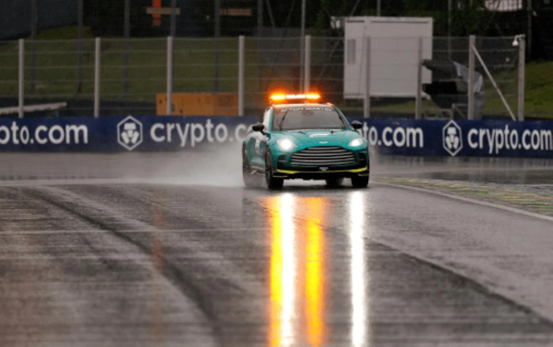 El Aston Martin Vantage es el auto de seguridad que evalúa las condiciones.