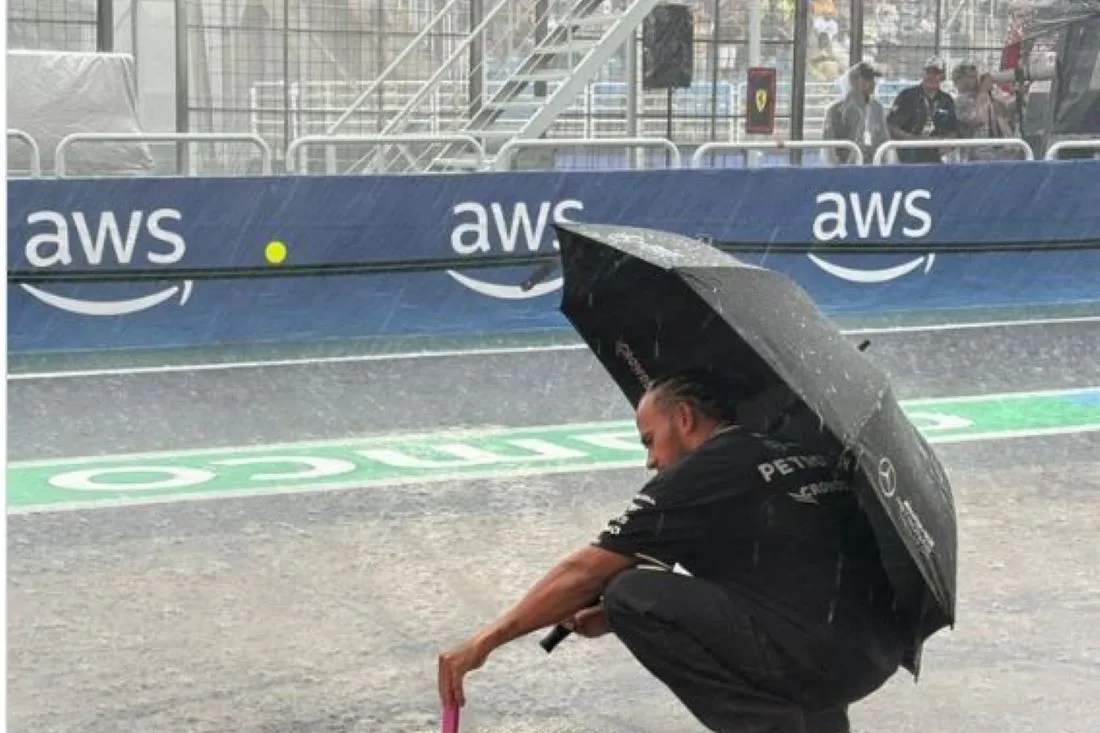 DEL VOLANTE A LA CÁMARA DE FOTO. Hamilton se entretiene con la lluvia. FOTODE @MercedesAMGF1