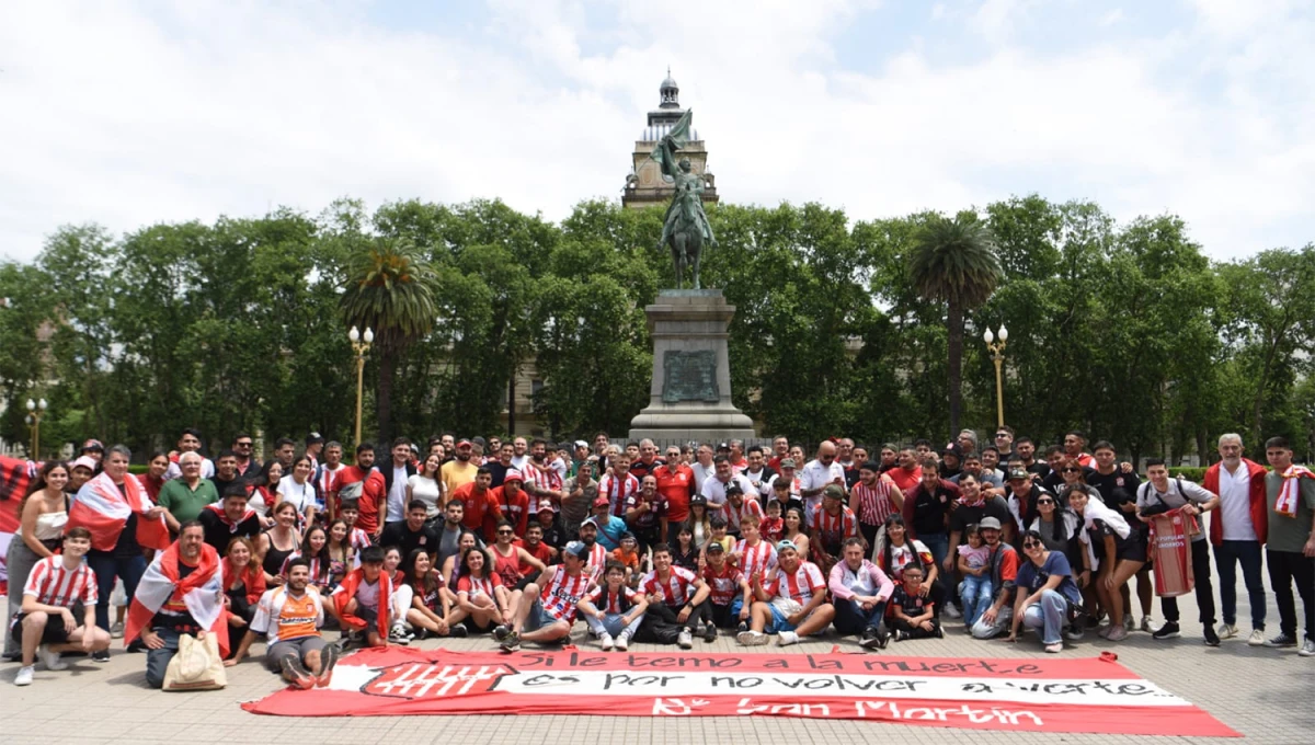 TODOS JUNTOS. Hinchas y dirigentes posaron frente a la estatua de San Martín, en Rosario. 