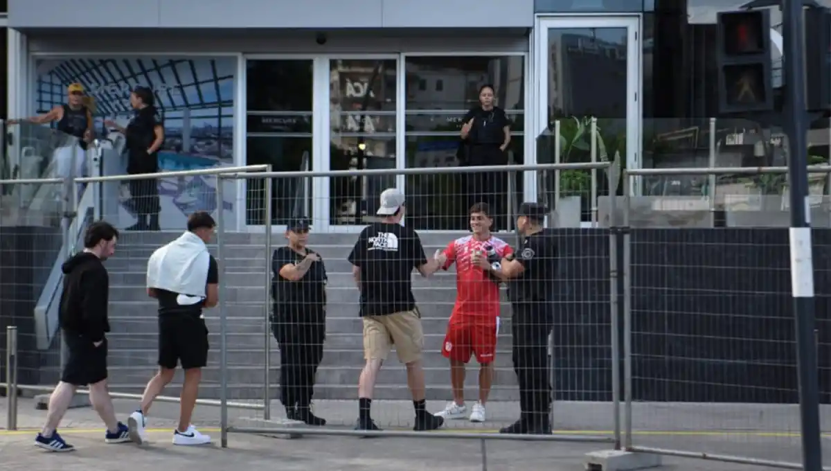 VISITAS. Diego Mastrángelo se reencontró con un grupo de amigos, que fueron a saludarlo en las horas previas a la final.