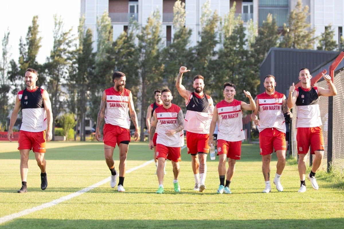 BUENA ONDA. Durante la práctica en el predio de Newell's, los futbolistas mostraron un buen semblante de cara a la final.