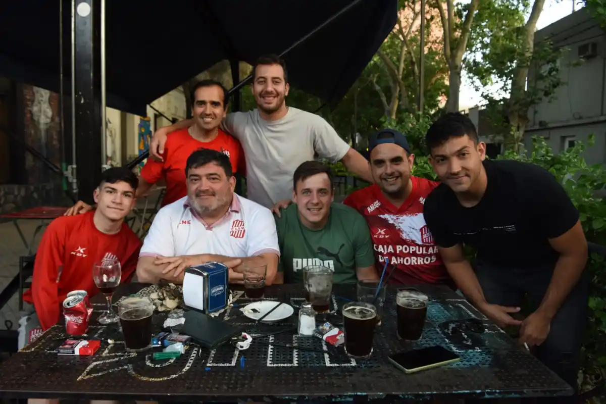 INMENSA FELICIDAD. Tras dejar sus pertenencias en el hotel, Abel Herrera se reunió con amigos, que también vivirán de cerca la definición.