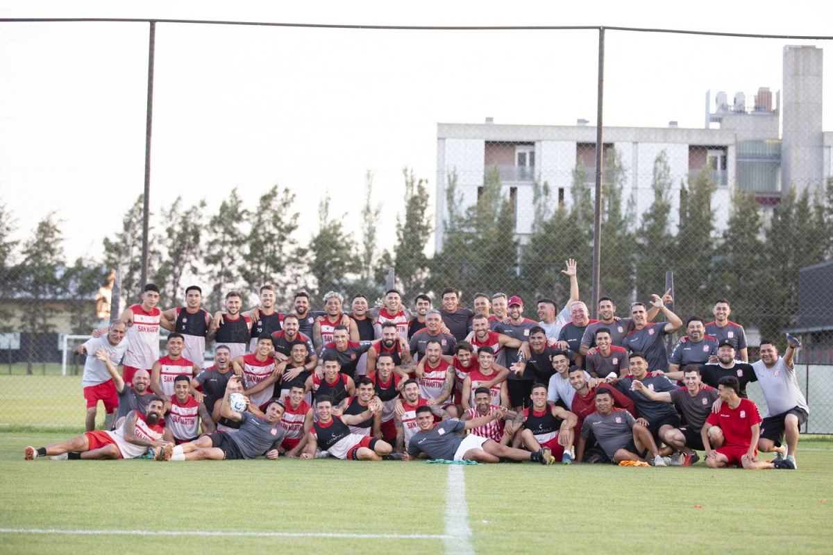 TODOS JUNTOS. Luego de la última práctica, el plantel, el cuerpo técnico y los colaboradores se tomaron una foto en el predio de Newell's.