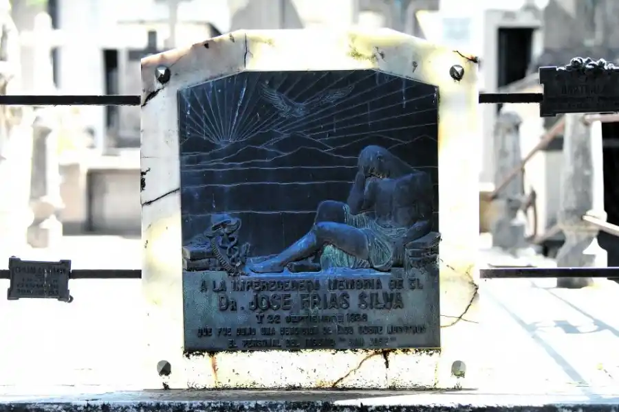 JOSÉ FRÍAS SILVA. Dos imágenes que se reiteran: dolor y un horizonte celestial.