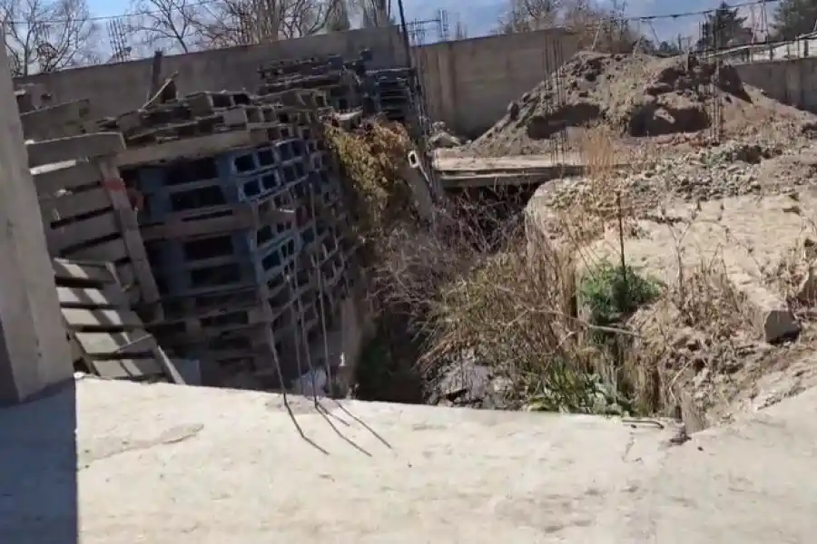 UN PELIGRO PARA TODOS. El canal de desagüe están siendo invadidos por las construcciones que se realizan sin ningún tipo de control.