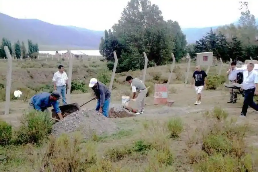 UN RECUERDO. Dirigentes del gremio de los textiles supervisando el trabajo cuando estaban cercando el terreno otorgado por el Gobierno.