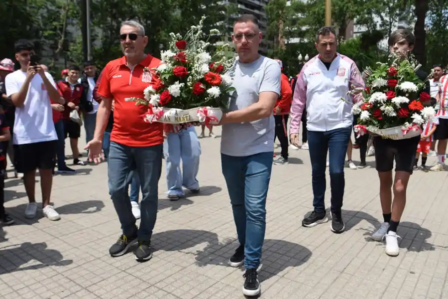 LA OFRENDA. Rubén Moisello y Bruno Sogno dejaron uno de los ramos de flores debajo de la estatua de San Martín.