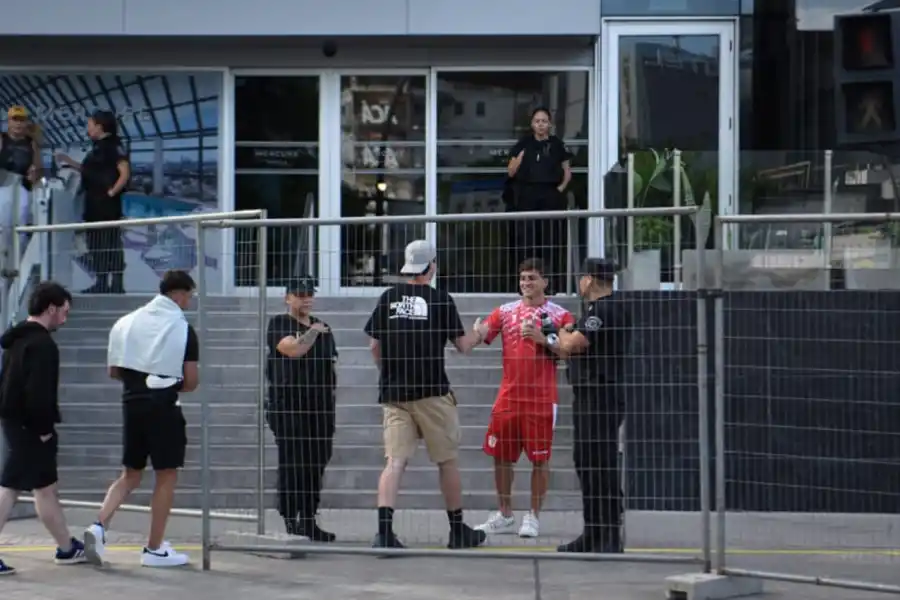 VISITAS. Diego Mastrángelo se reencontró con un grupo de amigos, que fueron a saludarlo en las horas previas a la final.