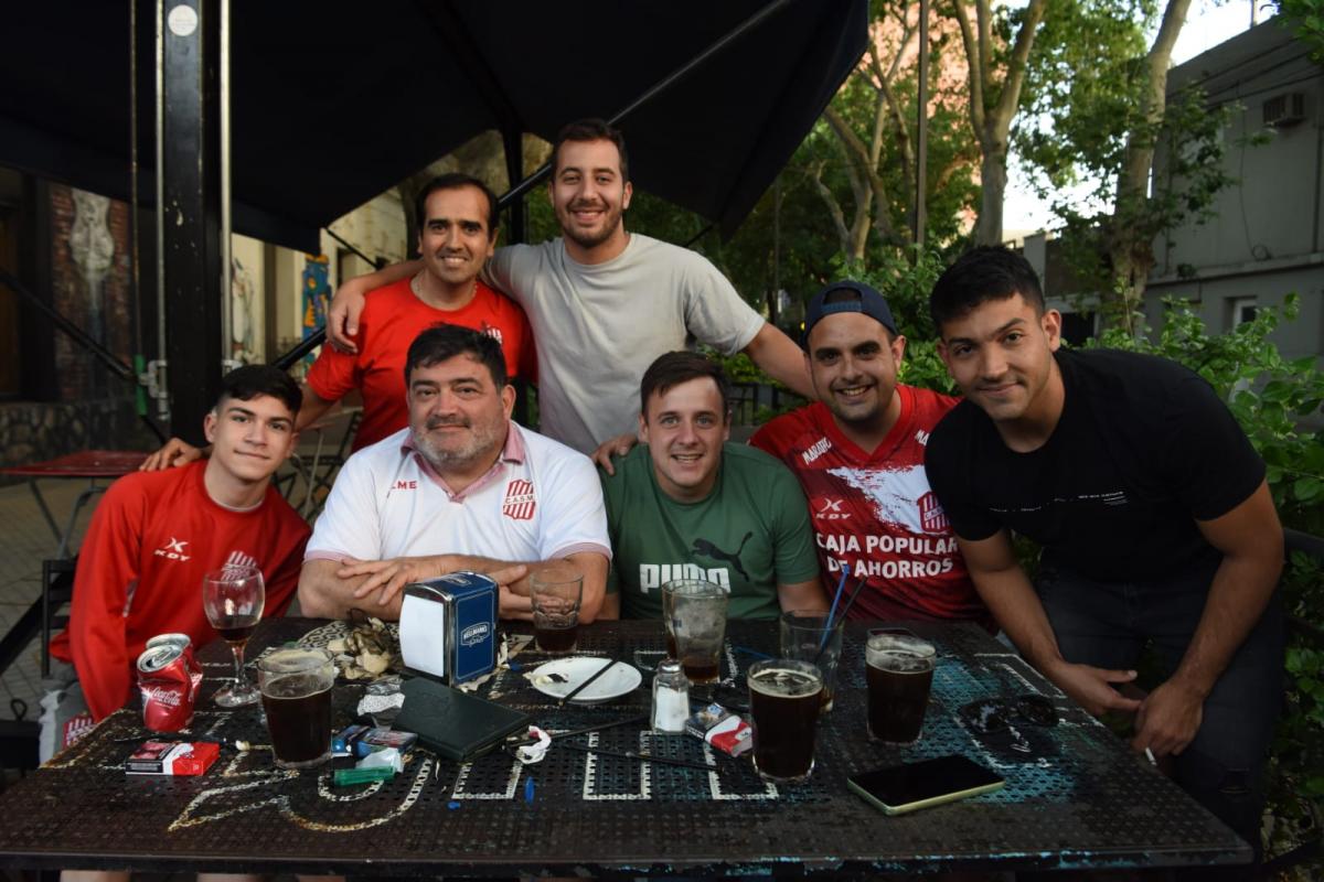 INMENSA FELICIDAD. Tras dejar sus pertenencias en el hotel, Abel Herrera se reunió con amigos, que también vivirán de cerca la definición.