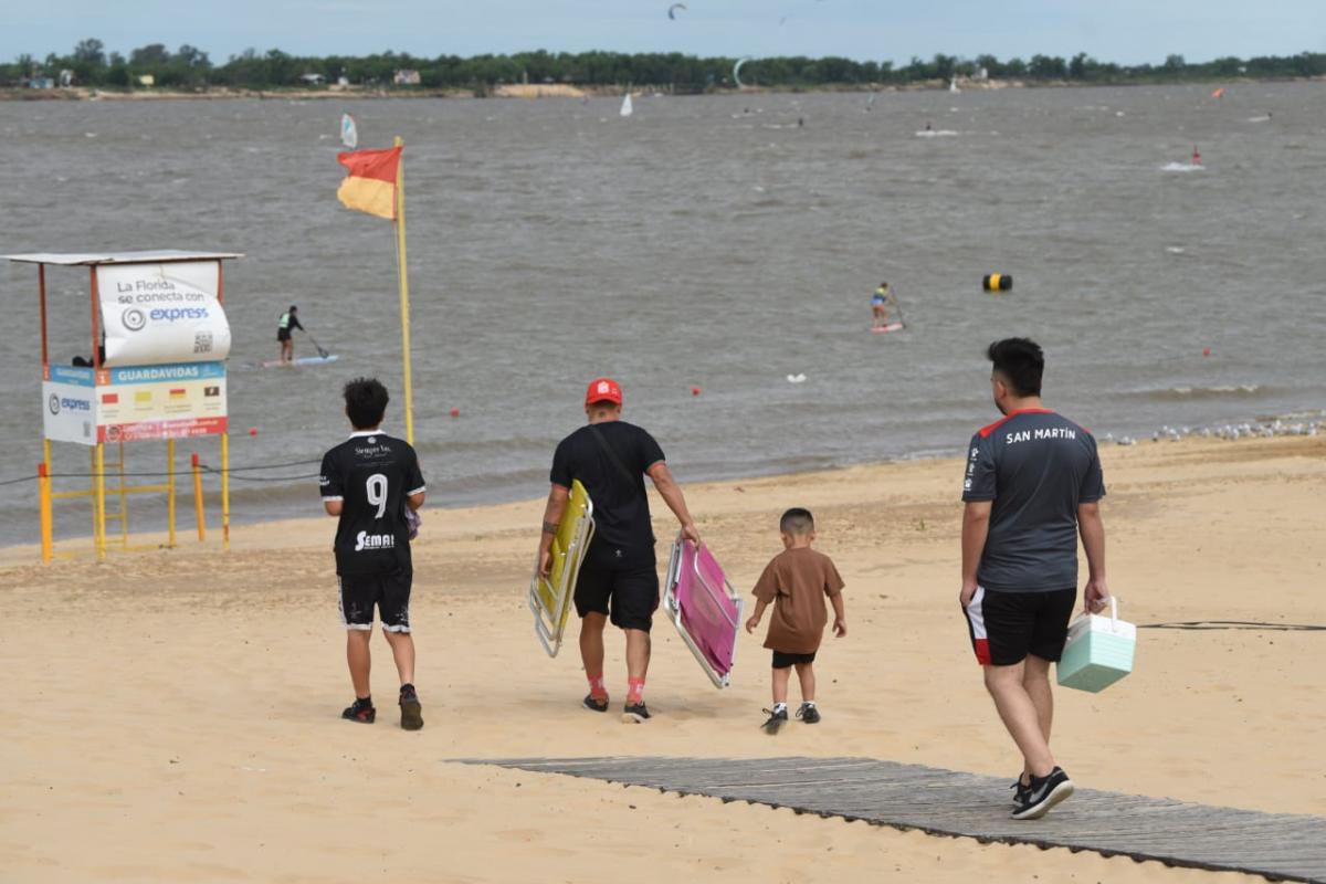 MOMENTO DE RELAJACIÓN. La familia de tucumanos camina rumbo al balneario La Florida.