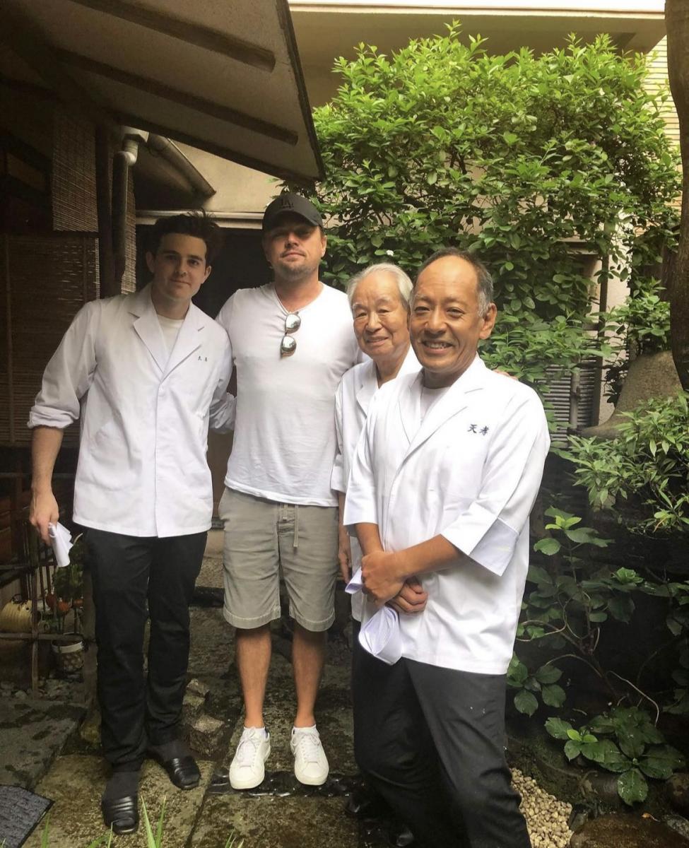 Felipe junto a Leonardo Di Caprio en Japón.