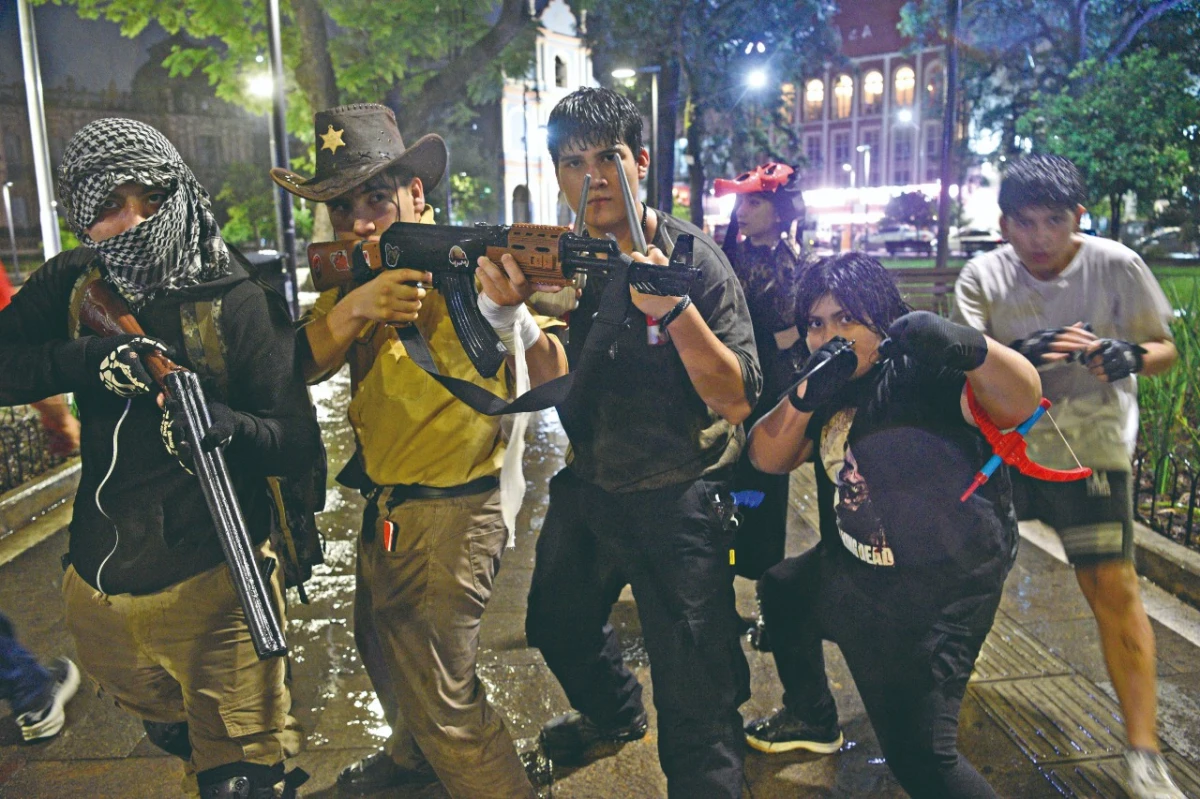 Disfrazados de zombis, marcharon bajo la lluvia