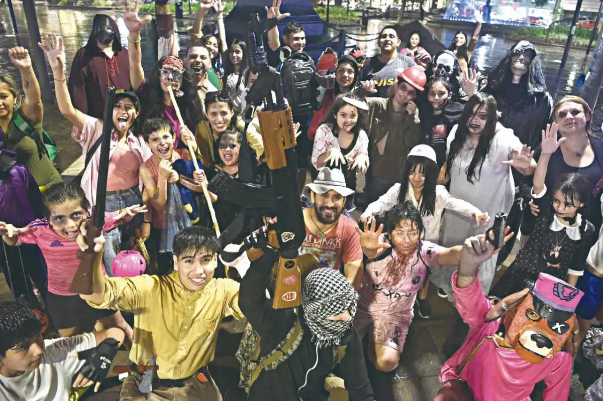 Disfrazados de zombis, marcharon bajo la lluvia