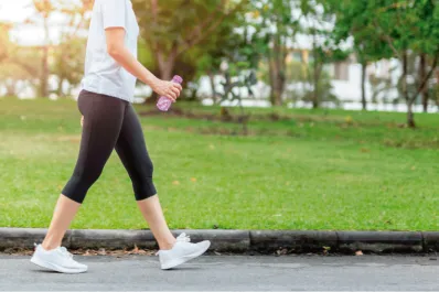 Cuál es el mejor horario para salir a caminar y quemar más calorías, según la ciencia