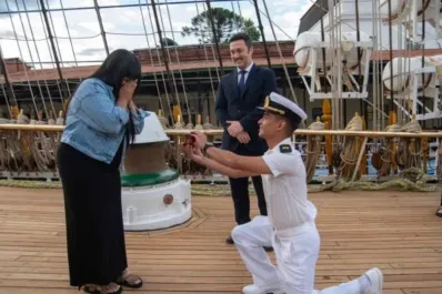 Un tripulante le pidió matrimonio a su novia en la Fragata Libertad