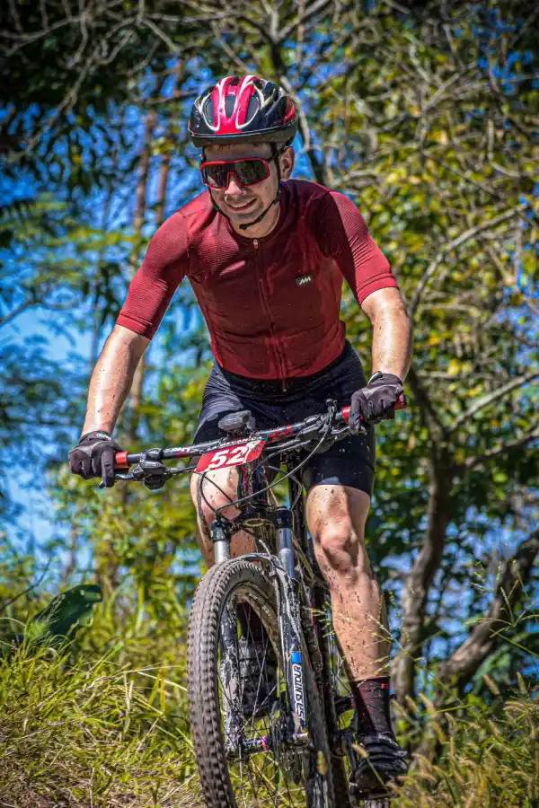 En Las Cañas con el fútbol y en la senda con la bici, disfruta en igual medida