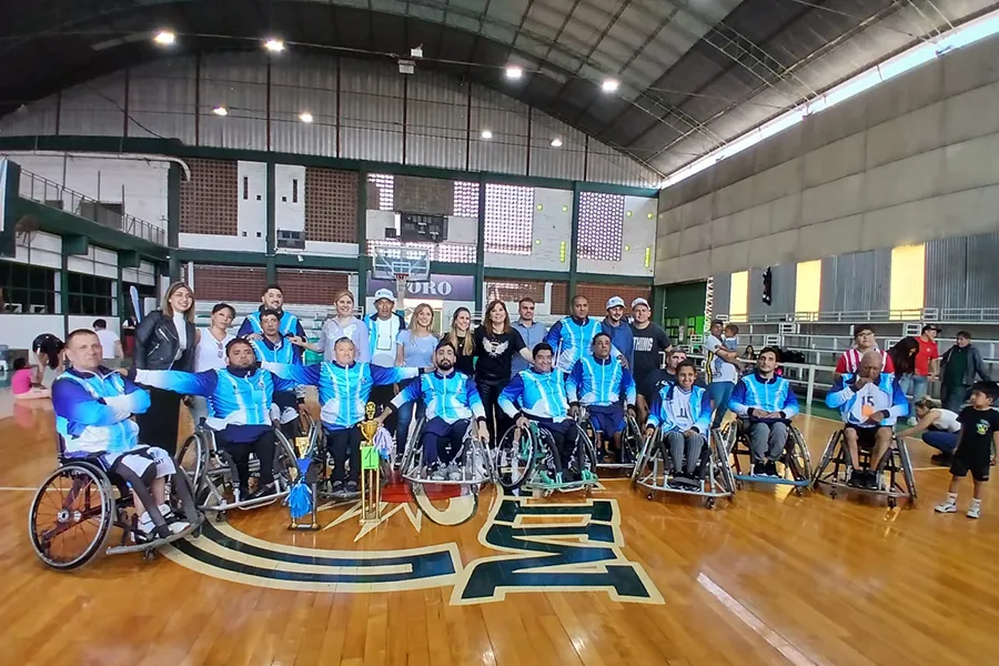 CON TODO EL EQUIPO. Mario posa junto a sus compañeros y el cuerpo técnico del equipo de Fudit.
