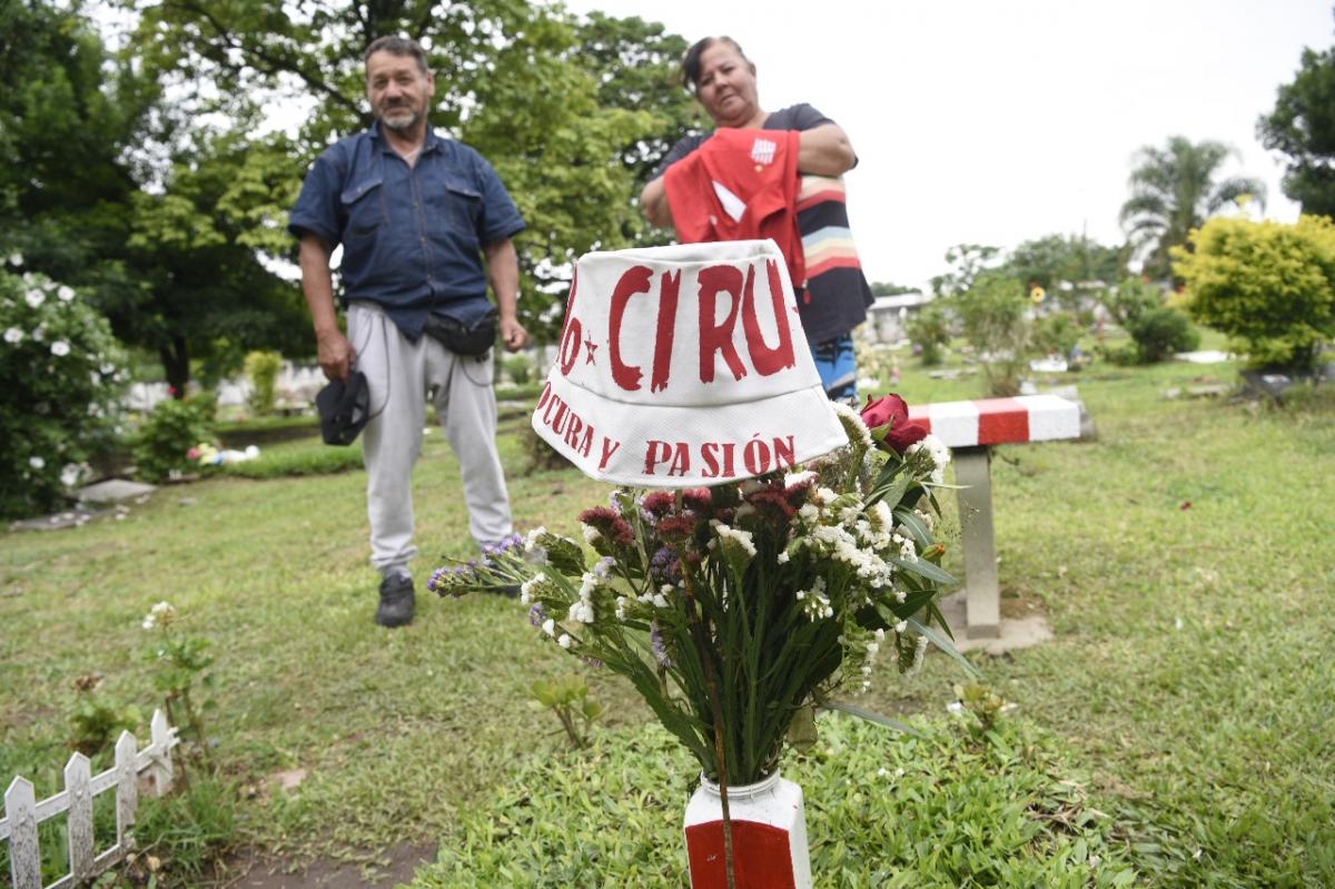 Un matrimonio vivió la final de San Martín de Tucumán en el cementerio, a los pies de la tumba de su hijo