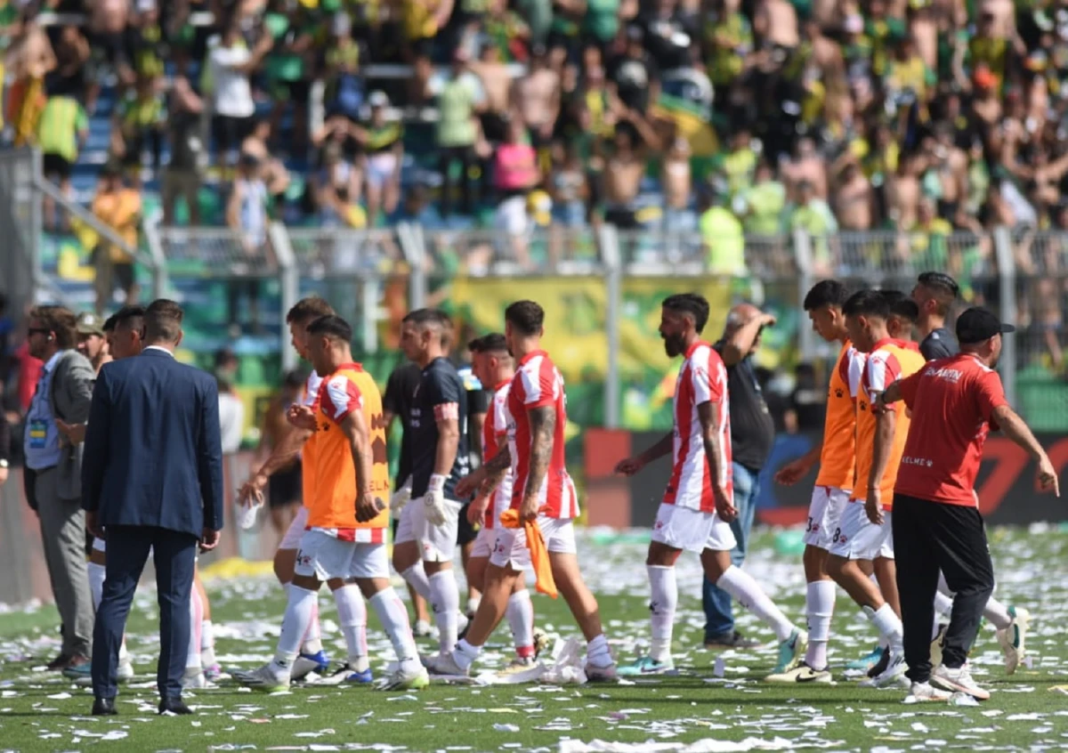 NADA QUE HACER. Aldosivi fue contundente en ataque y Sand recibió dos goles.