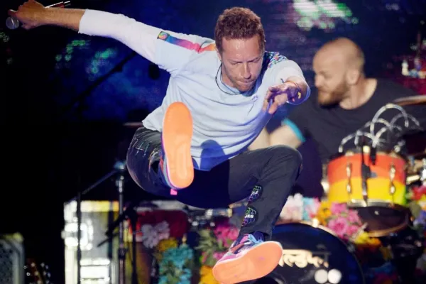 VIDEO: Chris Martin se cayó del escenario en pleno recital de Coldplay