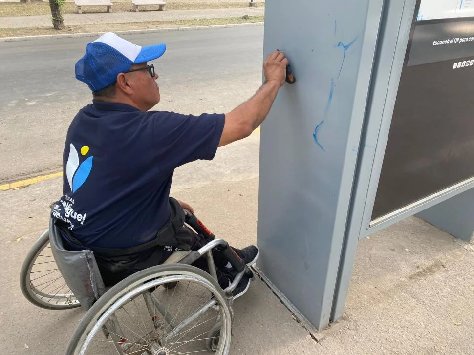 EN UNO DE SUS HÁBITATS FAVORITOS. Mario durante uno de sus días de trabajo como placero en Barrio Sur.