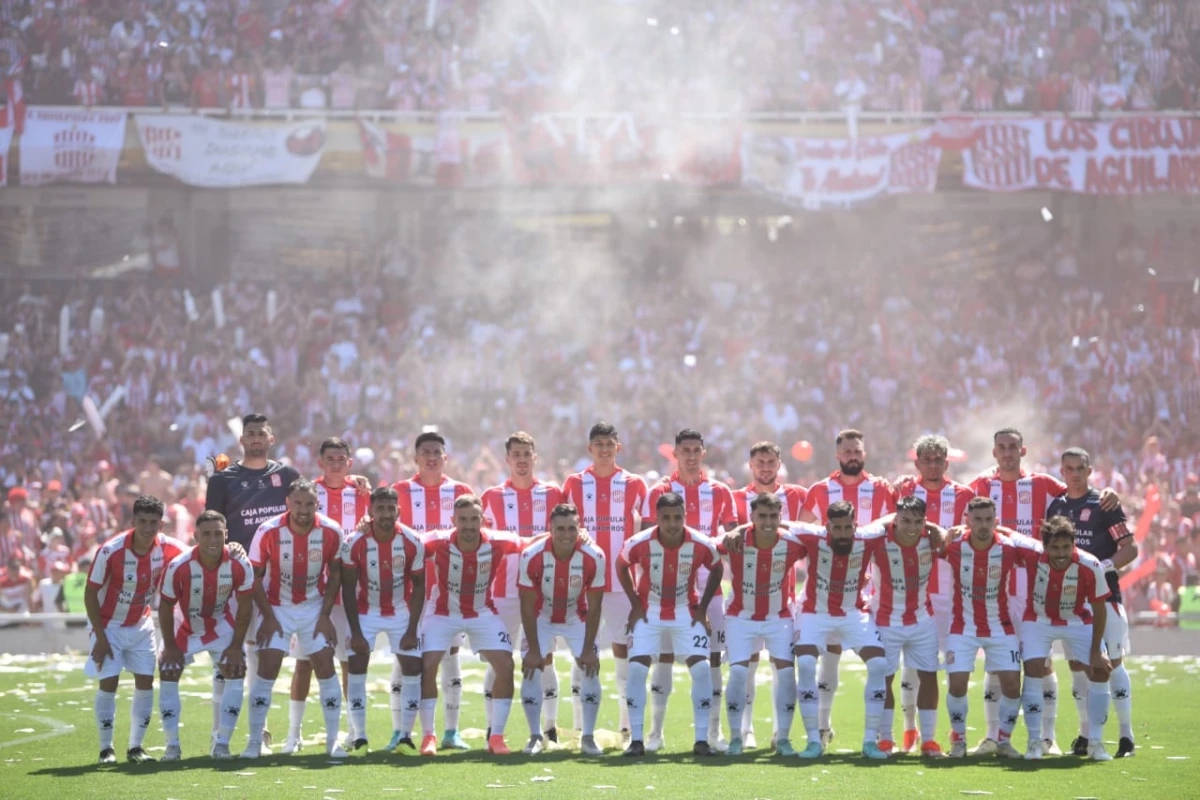 Plantel completo en la final de la Primera Nacional con Aldosivi. 