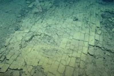 Descubrieron un misterioso camino de baldosas en el fondo del Océano Pacífico