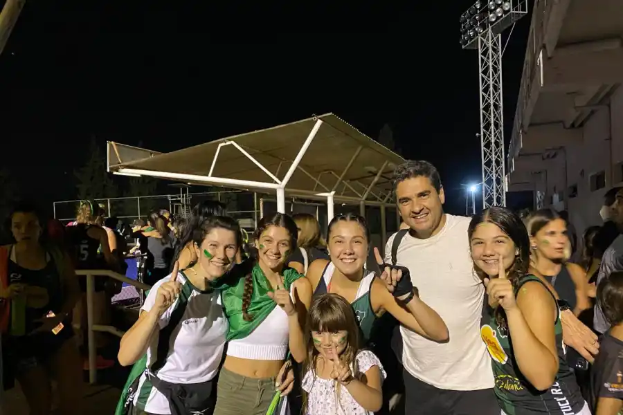 RECUERDO. Vicky junto a toda su familia luego de ganar la Súper Final en 2021. Las verdinegras vencieron a Los Tarcos en el estadio de Natación y Gimnasia