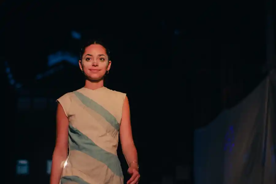 Una pasarela, un viejo ingenio y toda la creatividad: así fue el desfile de moda de la USP-T