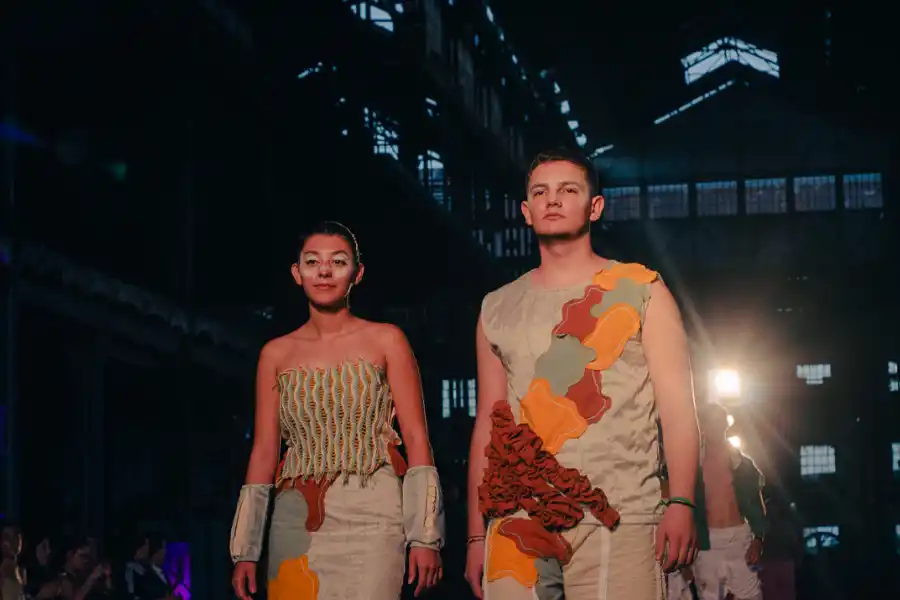 Una pasarela, un viejo ingenio y toda la creatividad: así fue el desfile de moda de la USP-T