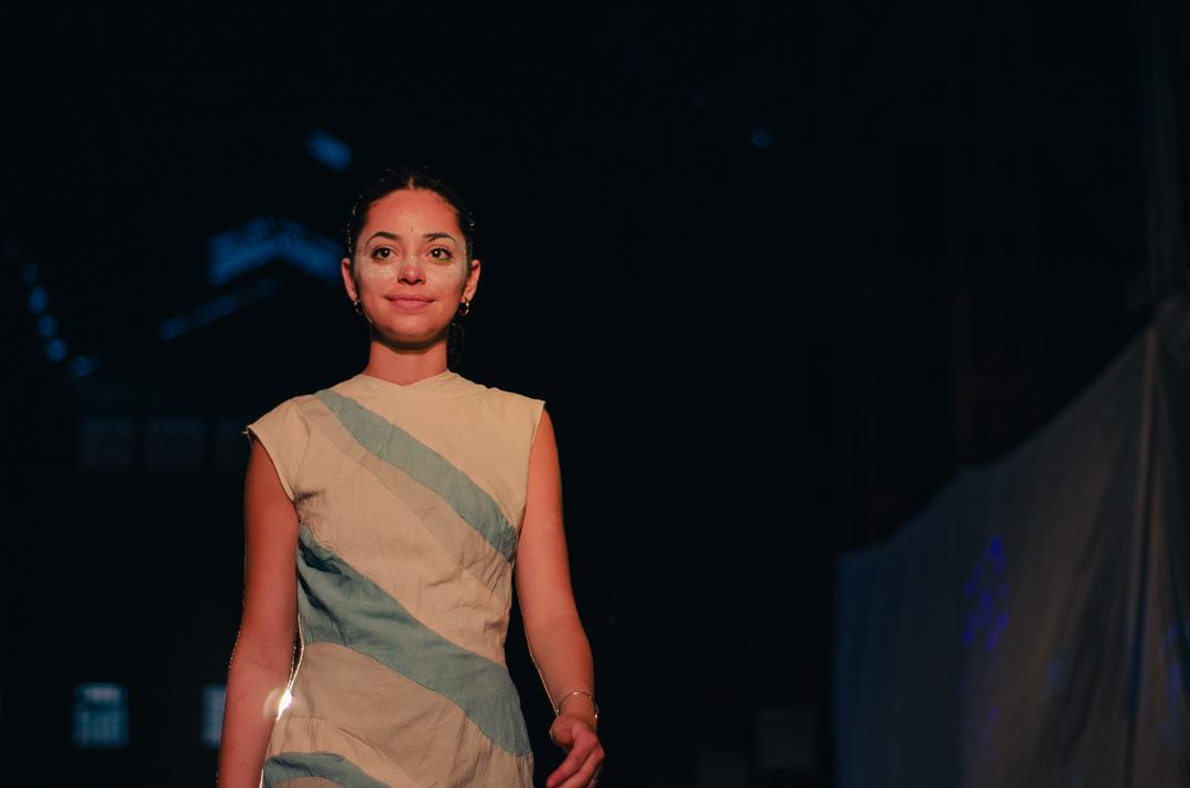 Una pasarela, un viejo ingenio y toda la creatividad: así fue el desfile de moda de la USP-T