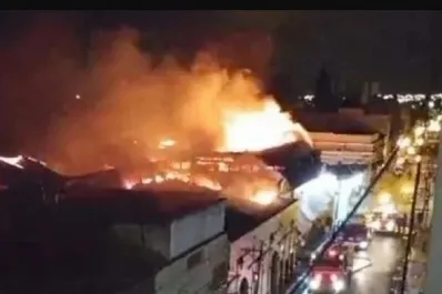 Video: un voraz incendio destruyó gran parte del histórico Mercado San Miguel de Salta