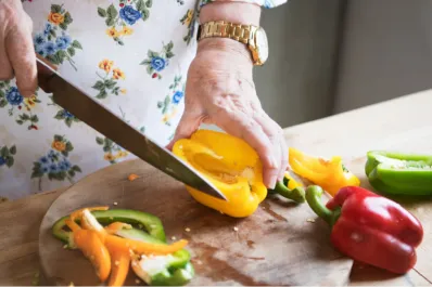Detectar el alzheimer en casa: el síntoma inicial que aparece en tareas diarias como cocinar o ducharse