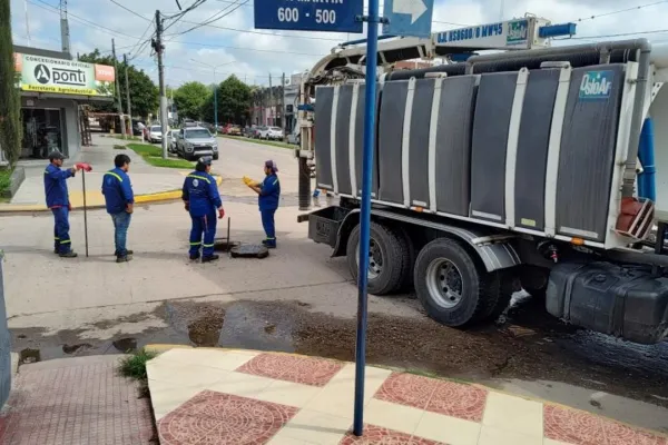 Vecinos de Alberdi profundizan reclamos a la SAT por el colapso del sistema cloacal