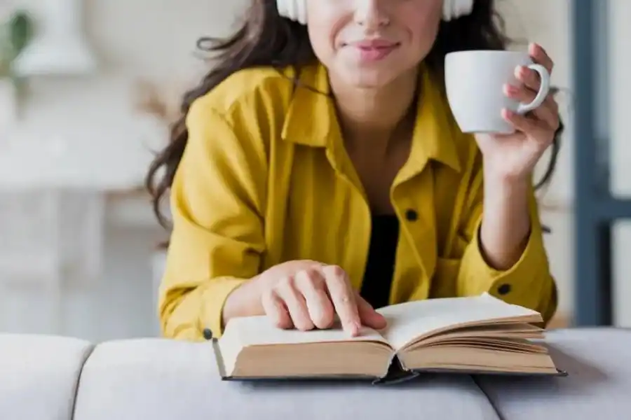 EJERCITAR EL CEREBRO. No hay que dejar de hacer cosas esenciales, como leer, escuchar música y sociabilizar.