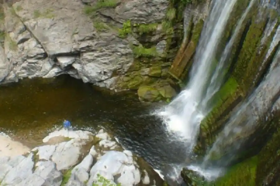 AVENTURA. La cercanía con la naturaleza es lo que más disfrutan quienes eligen el senderismo como actividad. FOTO/  Fundación Proyungas