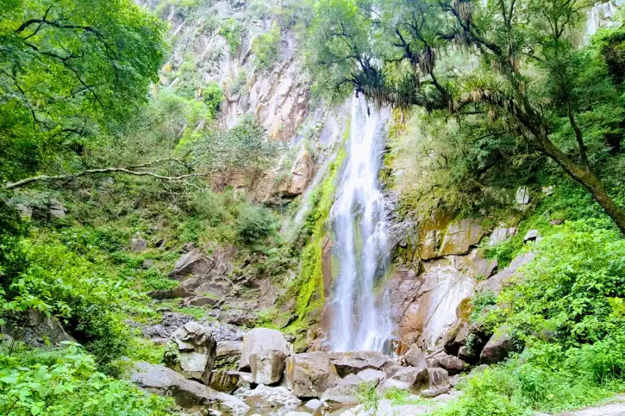 BELLEZA NATURAL. La vista al llegar a la cascada. FOTO/ Consejo al Viajero